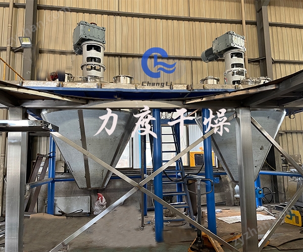 1.jpg 力度干燥——聚砜螺帶真空干燥機!